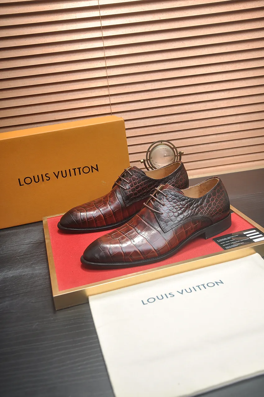 Men's men's shoes 💰540💶 [LV] (original single cowhide lining) 🍀LV's latest genuine leather business suit shoes are launched simultaneously on the official website. The first-layer cowhide imported from Italy is made of heavy gold, 💥official website 1:1 rubber outsole. Versatile to wear, high-end without losing class, and the color combination is extraordinary. This four-season style is alluring when worn on your feet, showing off your big-name flair. Standard code 38-45 (45 customized)